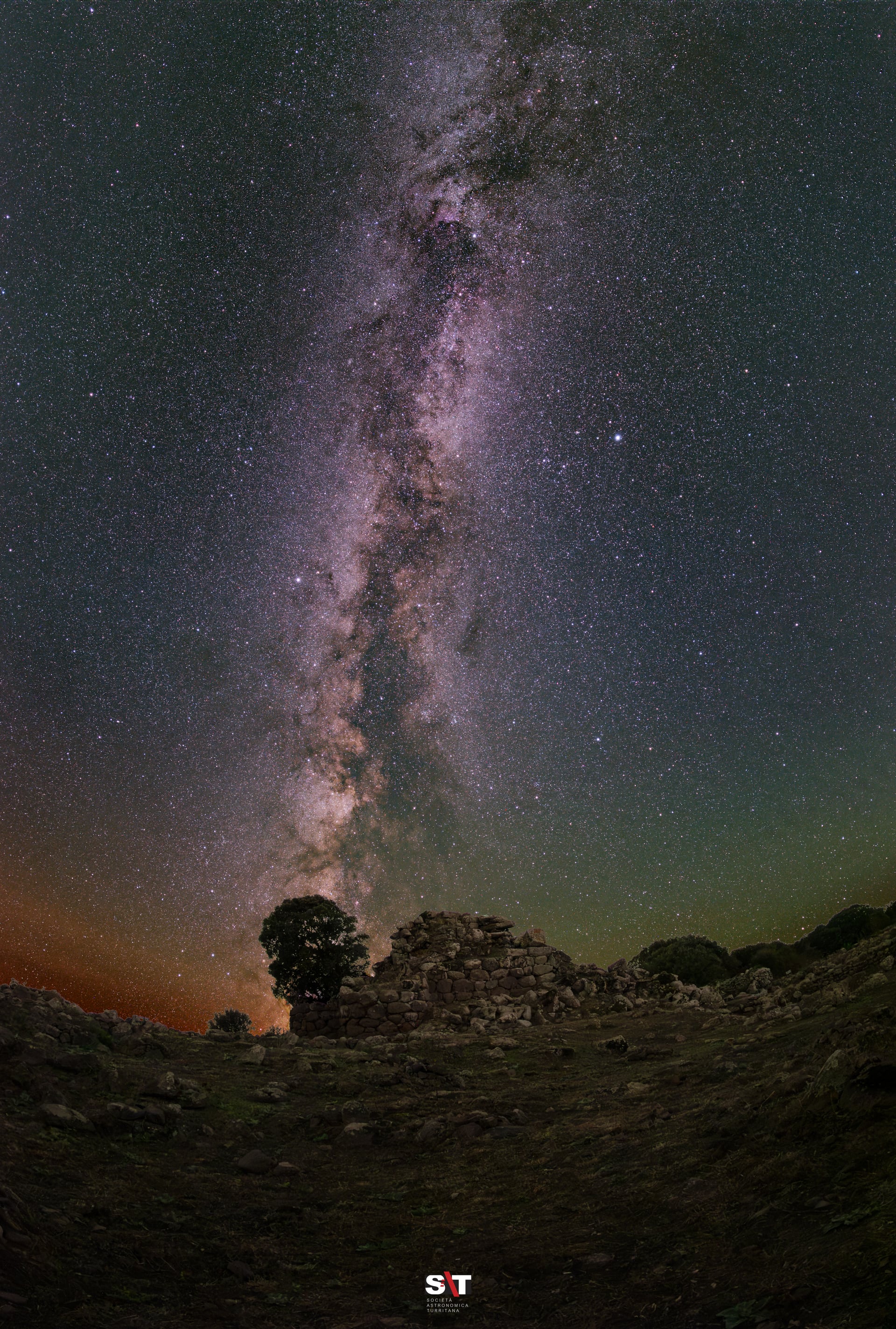 Nuraghe Appiu, milky way and air glow · Nuraghe Appiu, milky way and air glow